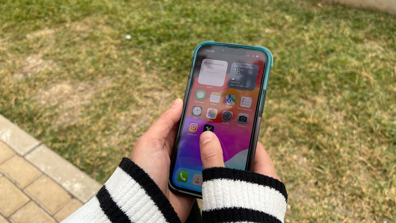Estas son las fundas que usan en un colegio de Vizcaya para evitar distracciones con el móvil en clase
