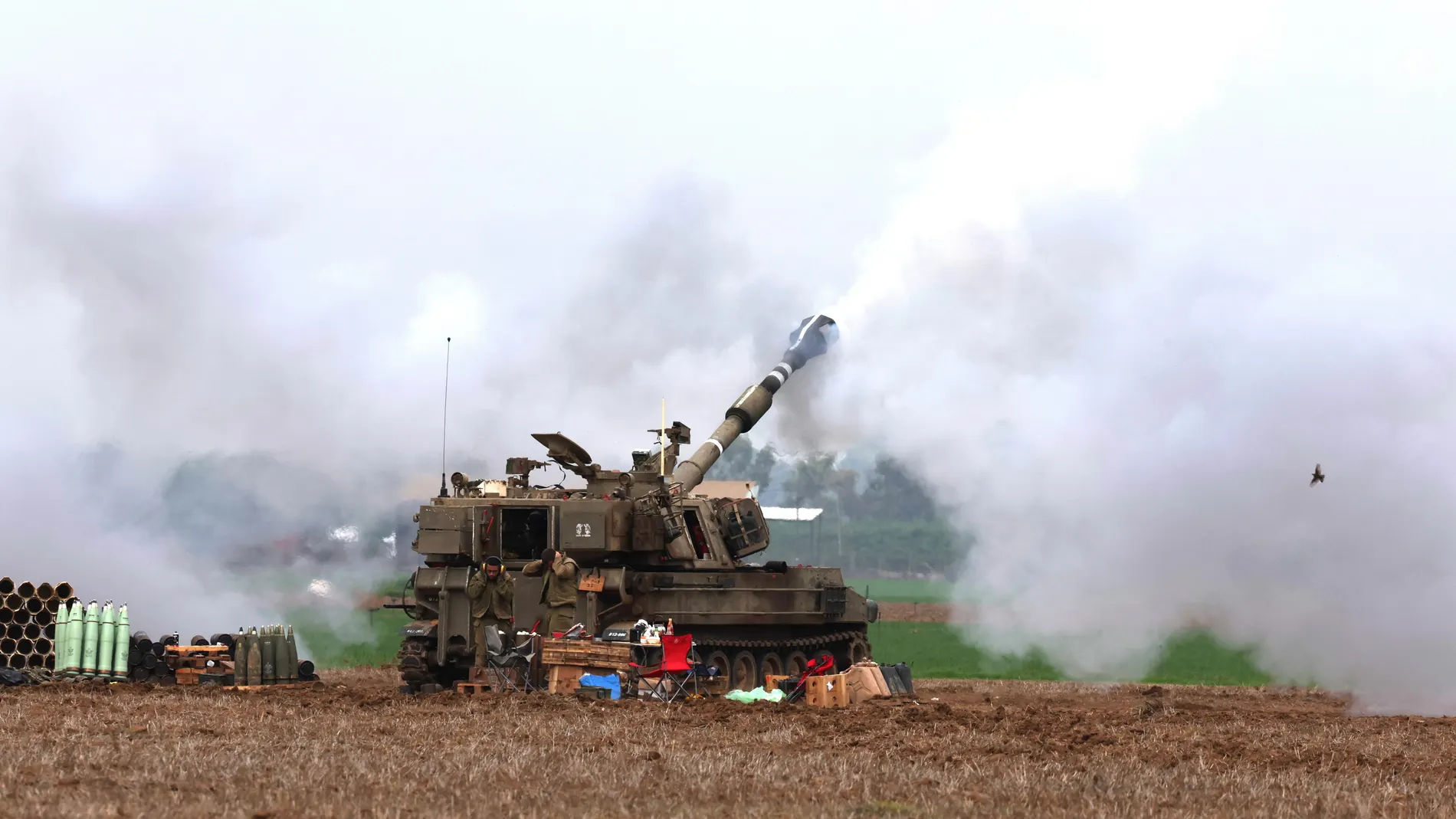Unknown (Israel), 14/12/2023.- Israeli soldiers cover their ears as an artillery unit carries out shelling toward targets in the Gaza Strip from an undisclosed location near the Gaza border, Israel, 14 December 2023. At least 18,000 Palestinians and at least 1,200 Israelis have been killed, according to the Palestinian Health Ministry and the Israel Defense Forces (IDF), since Hamas militants launched an attack against Israel from the Gaza Strip on 07 October, and the Israeli operations in Ga...