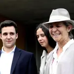 La Infanta Elena y sus hijos Victoria Federica y Felipe Juan Froilán, a la salida este martes del Hospital Clínico Quirón de Pozuelo de Alarcón para visitar al rey Juan Carlos
