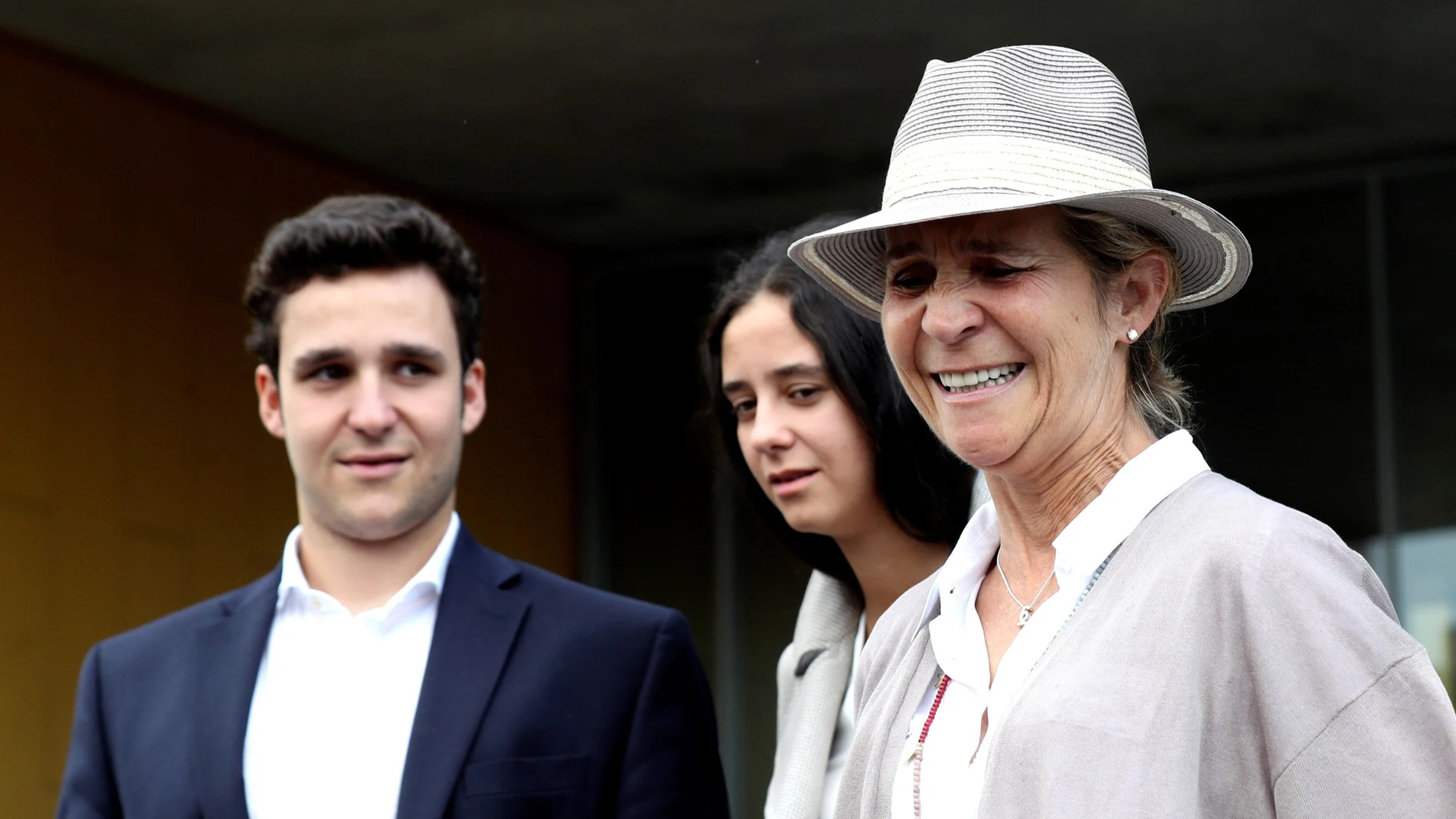 La Infanta Elena y sus hijos Victoria Federica y Felipe Juan Froilán, a la salida este martes del Hospital Clínico Quirón de Pozuelo de Alarcón para visitar al rey Juan Carlos