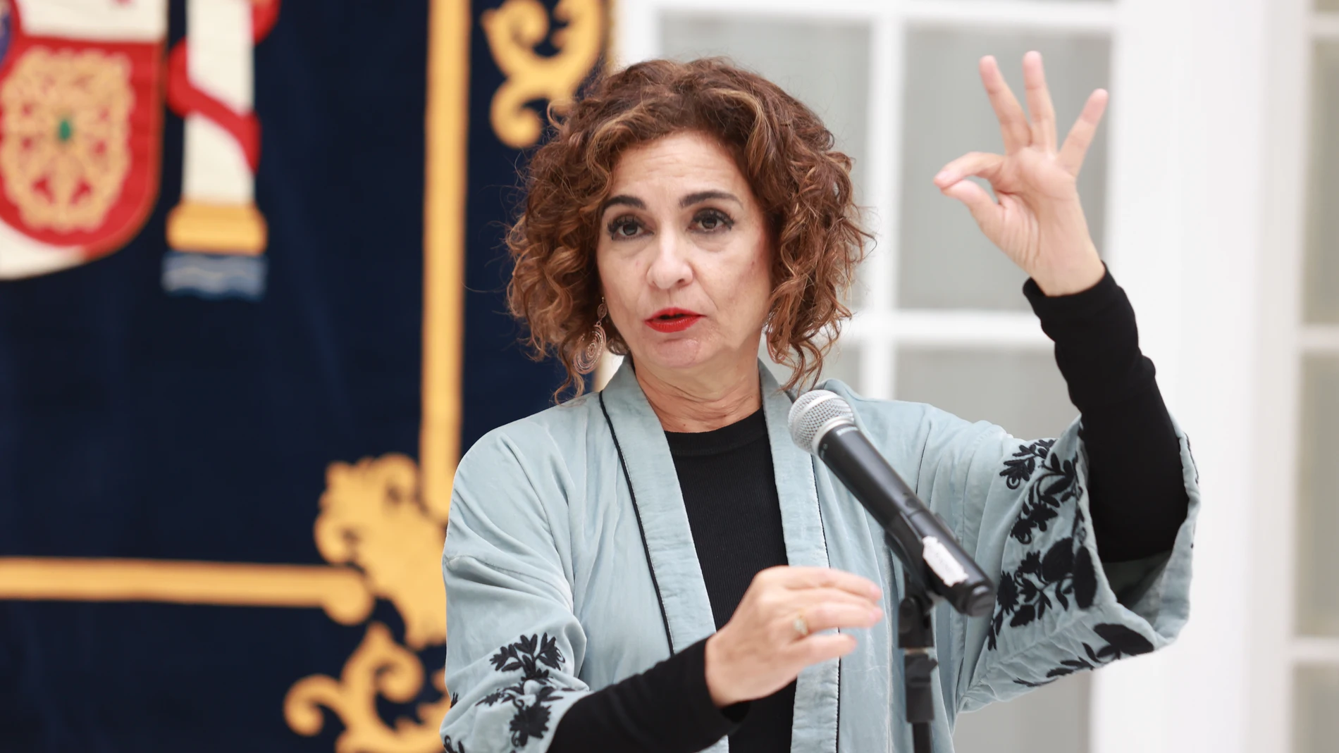 La vicepresidenta cuarta del Gobierno y ministra de Hacienda y Función Pública, María Jesús Montero atiende a los medios antes de asistir al acto conmemorativo del XLV aniversario de la promulgación de la Constitución Española de 1978 y posterior entrega de los XIX premios Plaza de España. A 15 de diciembre de 2023, en Sevilla (Andalucía, España)15 DICIEMBRE 2023Rocío Ruz / Europa Press15/12/2023