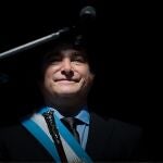 El presidente argentino, Javier Milei, sale al balcón de la Casa Rosada tras su toma de posesión