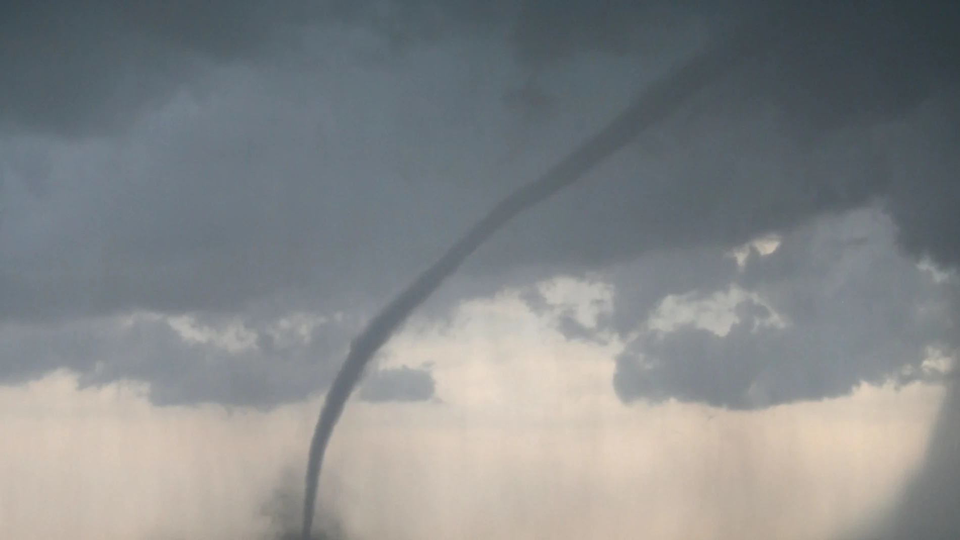 Un bebé de 4 meses sobrevive después de ser arrastrado por un tornado