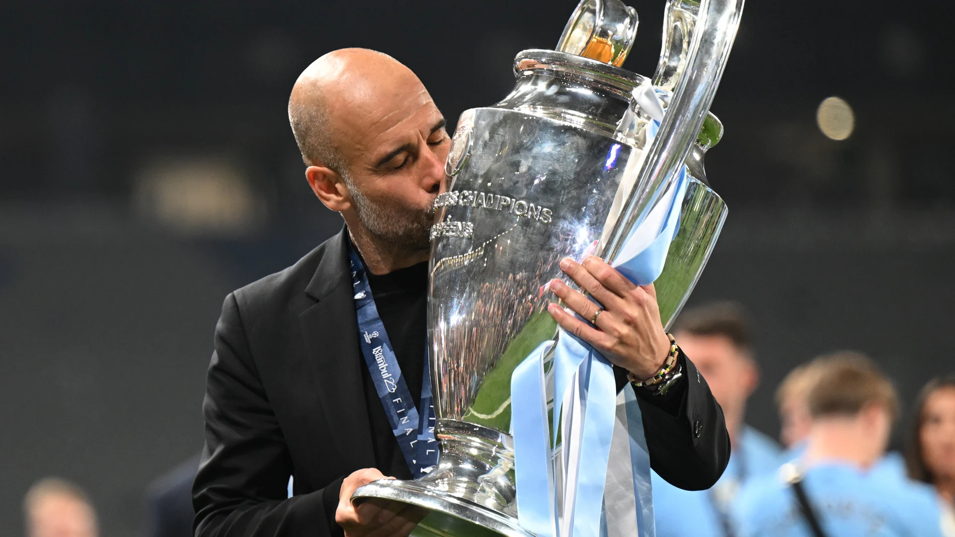 Guardiola besa el trofeo de la Champions conquistado con el City