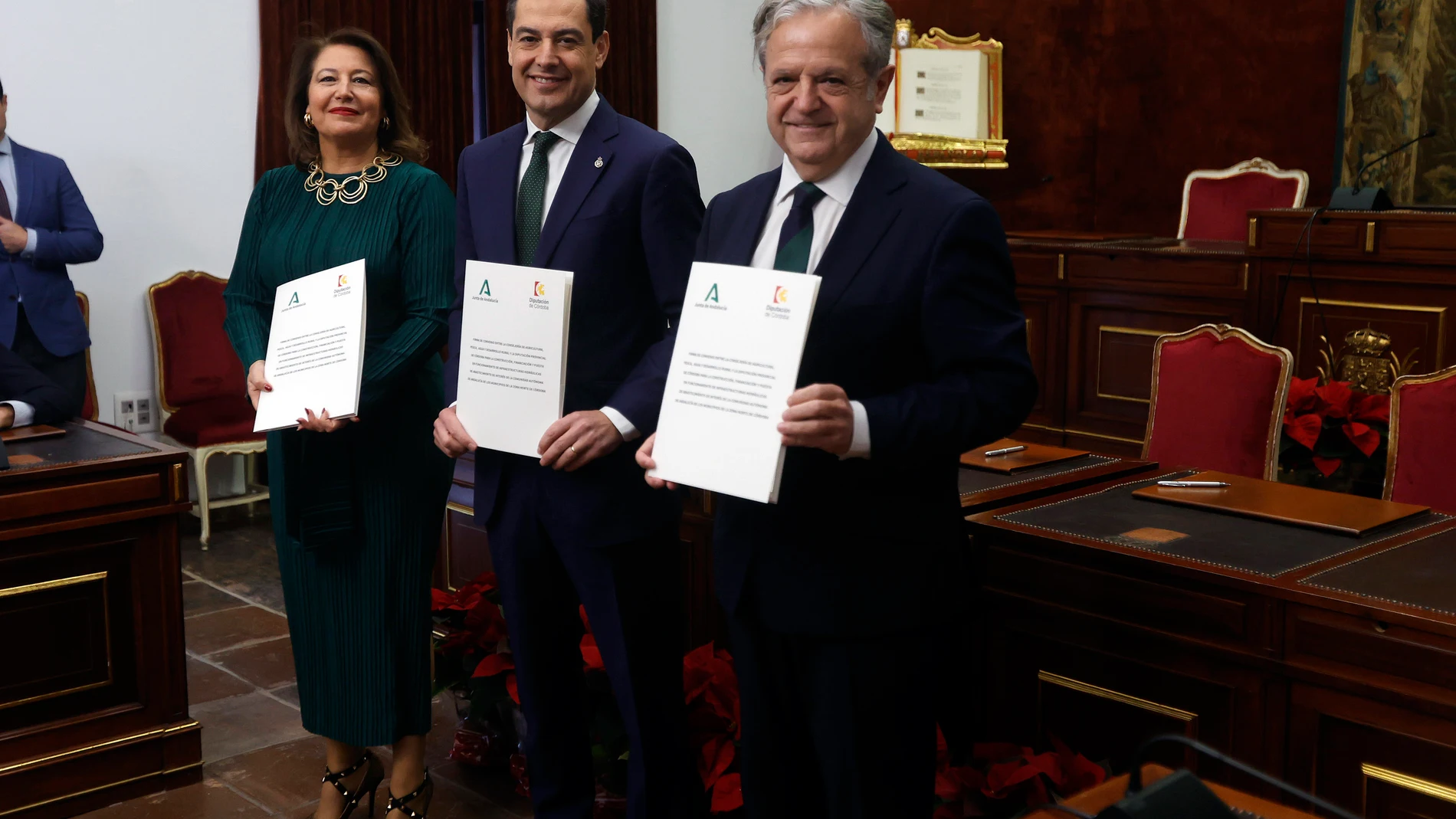 GRAFAND7492. CÓRDOBA, 15/12/2023.- El presidente de la Junta de Andalucía, Juanma Moreno (c), junto a la consejera de Agricultura, Ganadería, Pesca y Desarrollo Sostenible, Carmen Crespo, y el presidente de la Diputación de Córdoba, Salvador Fuentes, tras la firma del acuerdo entre la Junta de Andalucía y la Diputación cordobesa para garantizar la "potabilización" y el "abastecimiento" de agua en el norte de la provincia, donde más de 80.000 vecinos siguen sin suministro normal desde la pasad...
