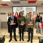 La concejala Blanca Jiménez, presenta la publicación junto al rector David García, el consejero de la UEMC, Jesús Zarzuela, los coordinadores del libro Rosa Arráez, Darío Martín y Raquel Pajares, y varios autores