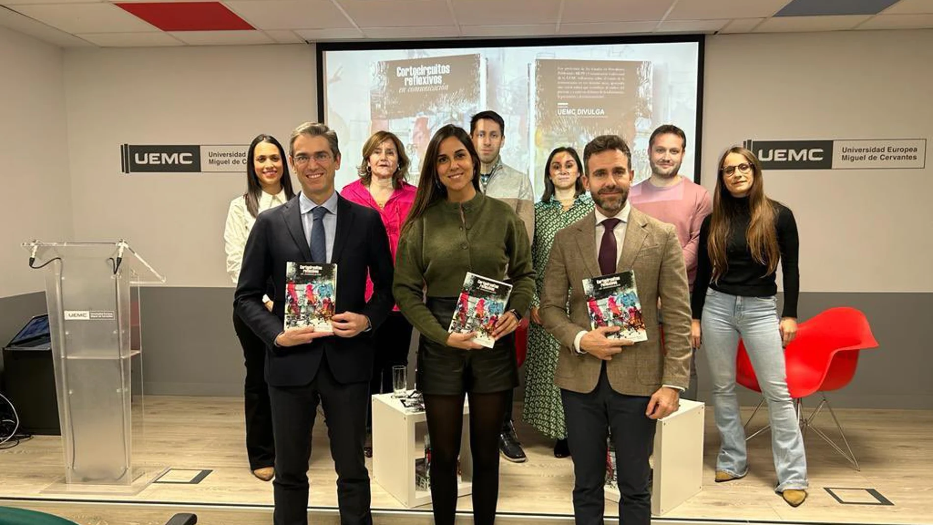 La concejala Blanca Jiménez, presenta la publicación junto al rector David García, el consejero de la UEMC, Jesús Zarzuela, los coordinadores del libro Rosa Arráez, Darío Martín y Raquel Pajares, y varios autores