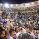 El diestro Borja Jiménez sale a hombros a la finalización de la corrida celebrada este Domingo en la plaza de toros de Las Ventas, en Madrid, incluida en la Fería de Otoño. 