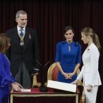 La princesa Leonor (d) jura la Constitución ante la presidenta del Congreso, Francina Armengol (i), y los reyes de España, Felipe VI y Letizia, en el día de su 18 cumpleaños, este martes en el Congreso de los Diputados, en una ceremonia que representa el hito más importante de su trayectoria institucional y pavimenta el camino para que algún día se convierta en reina. 