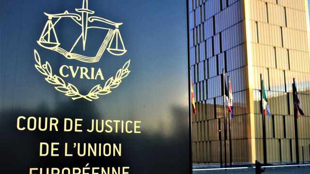 Edificio del Tribunal de Justicia Europeo en Luxemburgo (TJUE), con banderas de los estados miembros de la UE. 