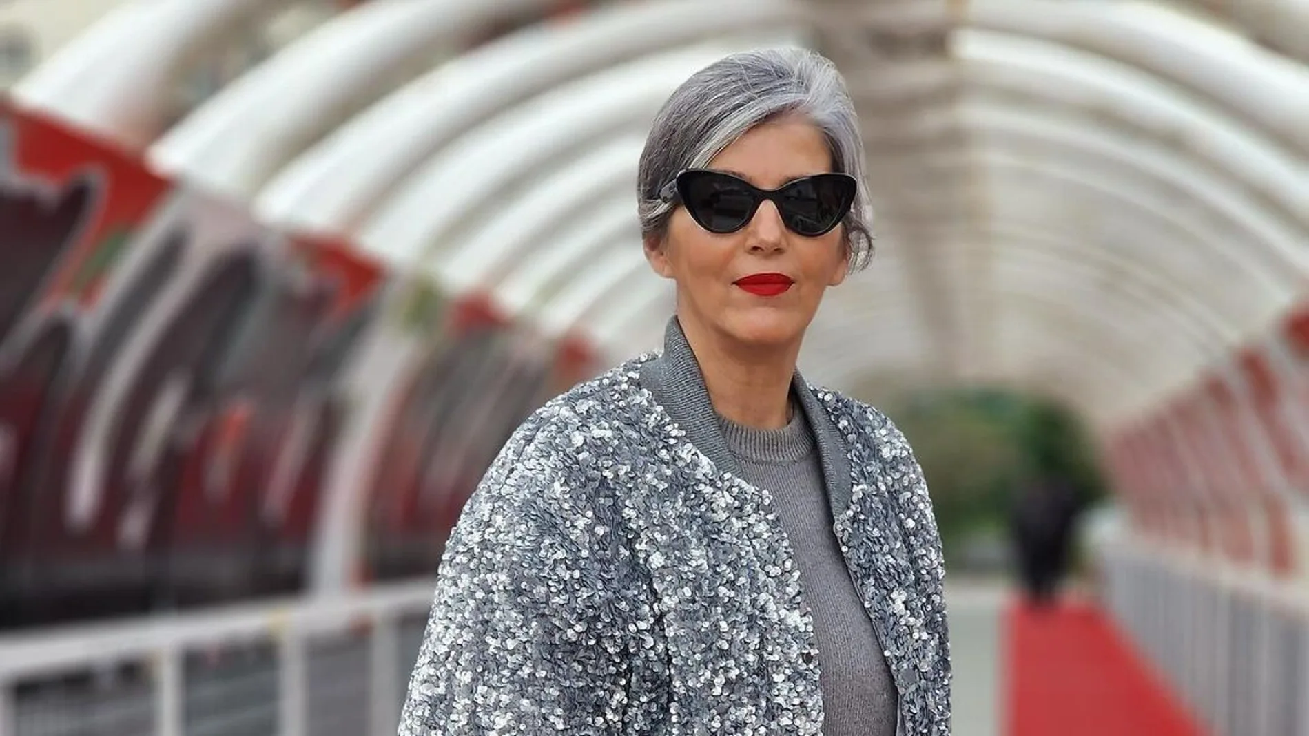 Carmen Gimeno con bomber de lentejuelas.