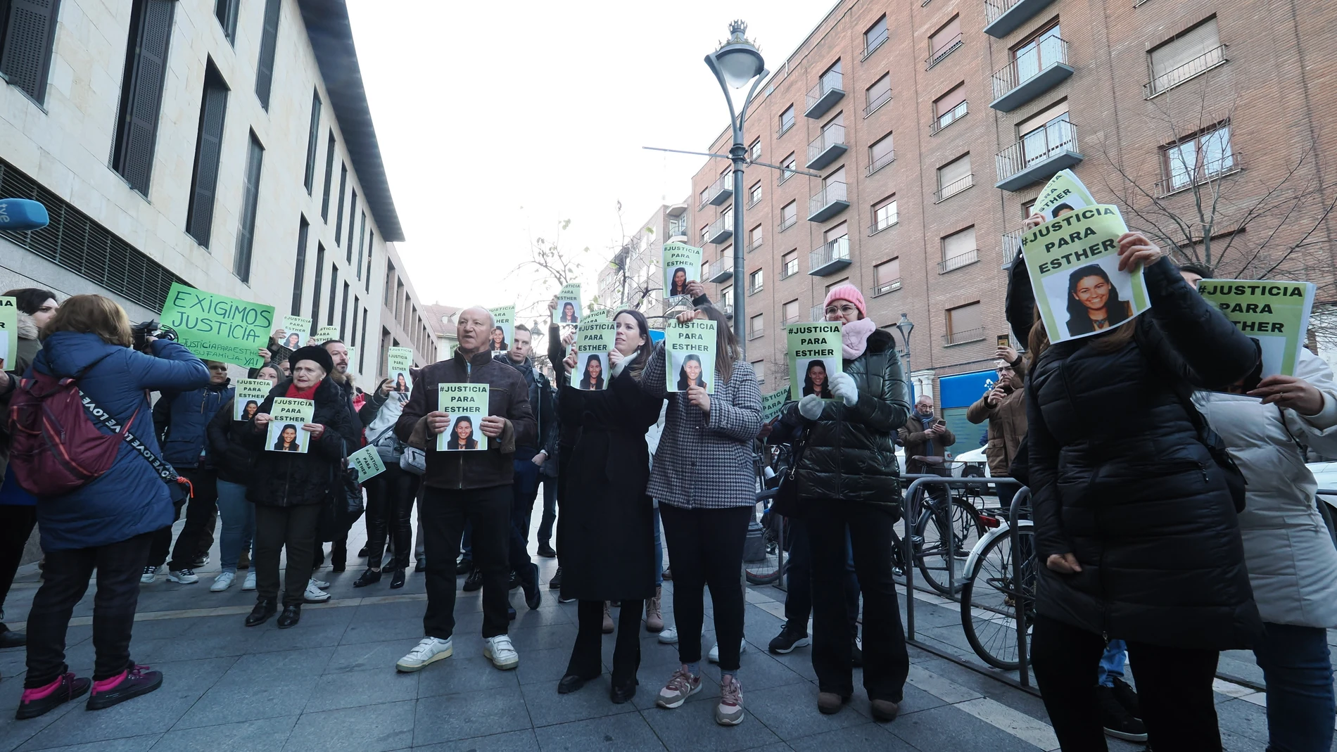 Familiares de Esther López, a las puertas del Juzgado en Valladolid pidiendo Justicia