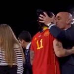 El "piquito" de Luis Rubiales a Jenni Hermoso