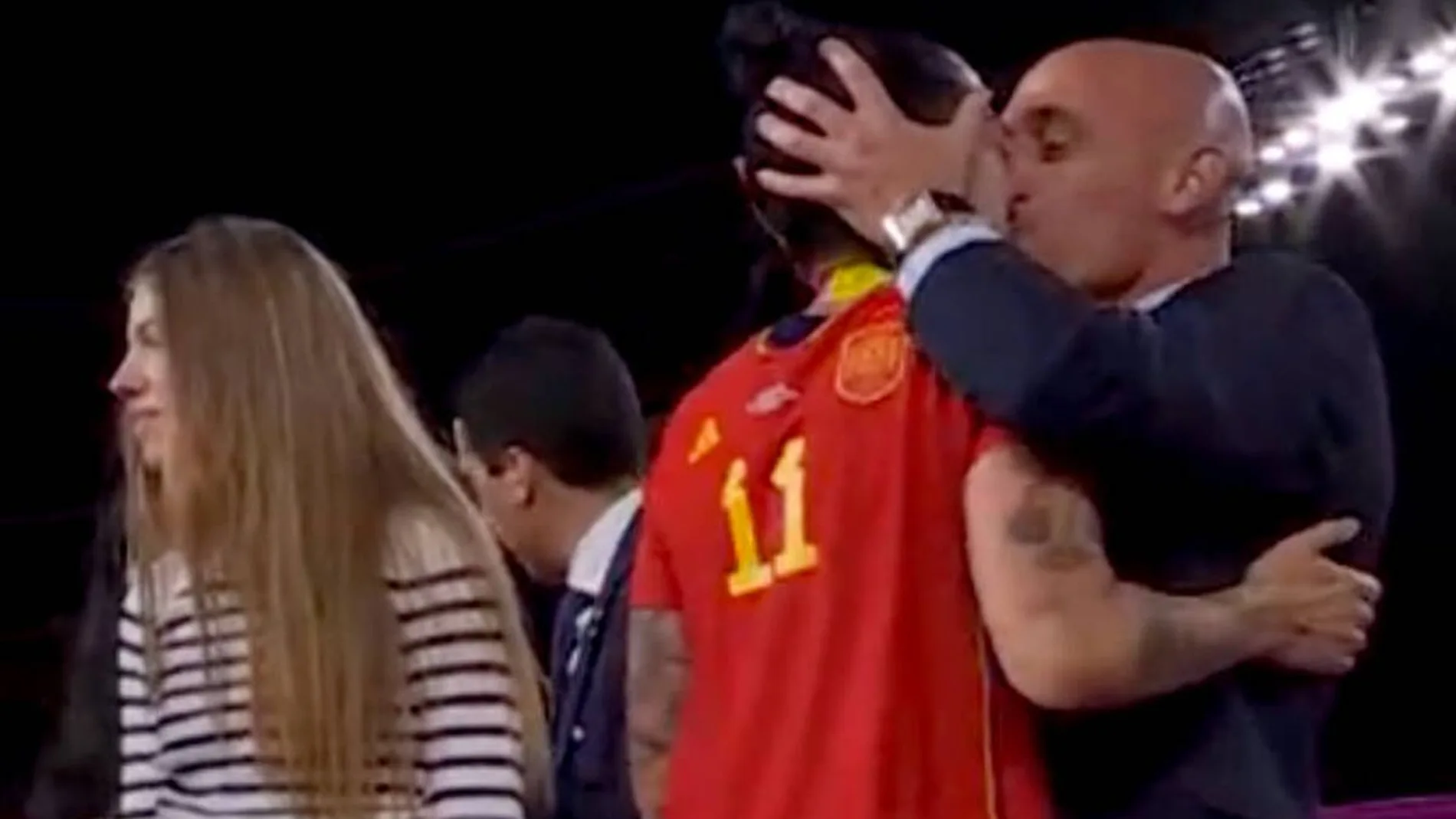 El "piquito" de Luis Rubiales a Jenni Hermoso