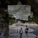 Carteles con ofertas de alquiler de habitaciones en Madrid. La subida de los precios del alquiler ha provocado el aumento de oferta de pisos compartidos para poder acceder a la vivienda debido a los sueldos bajos. 