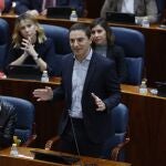  El portavoz del PSOE en la Asamblea de Madrid, Juan Lobato, interviene durante la sesión de control de la Asamblea.