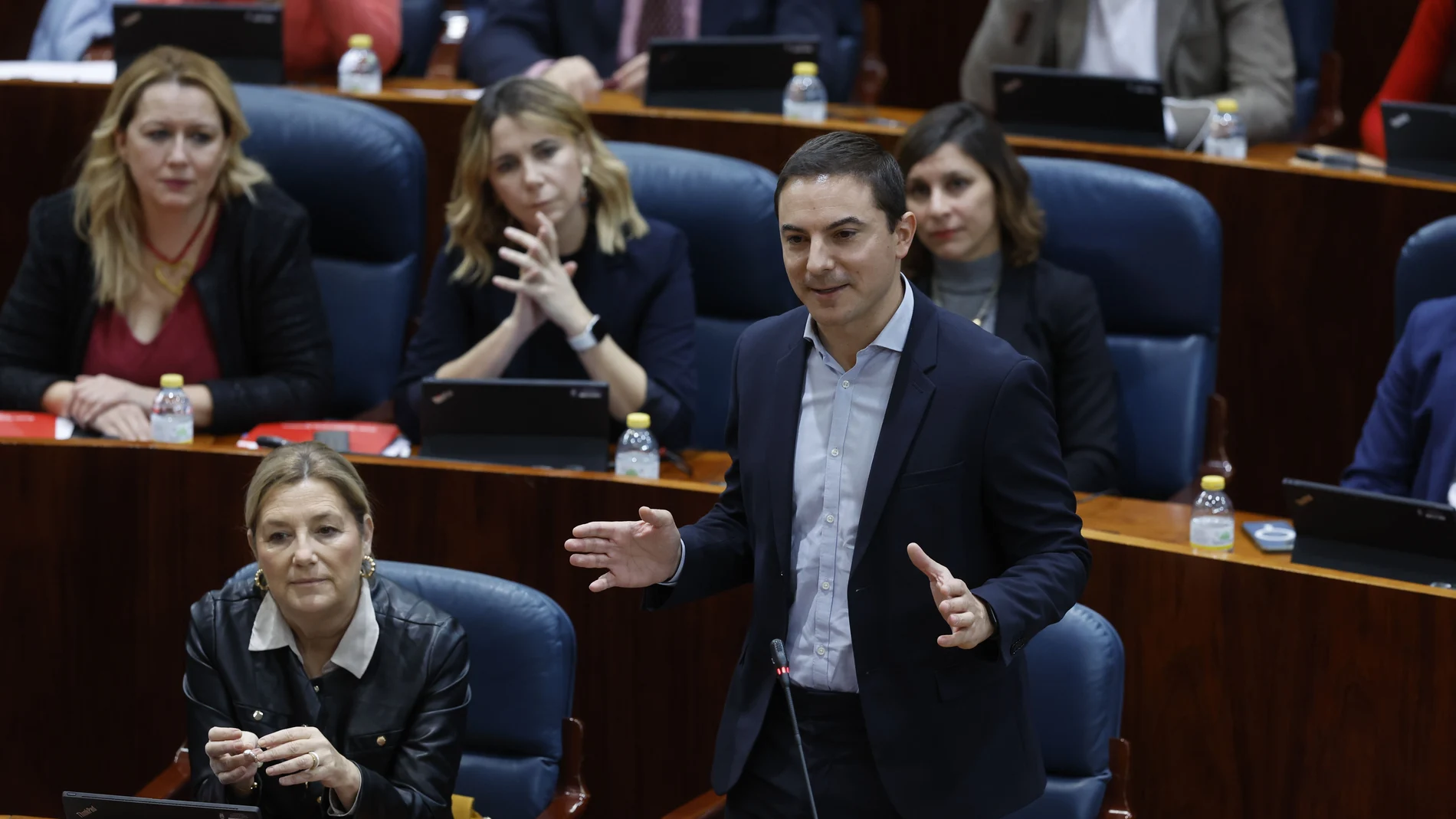 El portavoz del PSOE en la Asamblea de Madrid, Juan Lobato, interviene durante la sesión de control de la Asamblea.