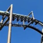 Personas quedan suspendidas en el aire tras una parada de emergencia en una montaña rusa