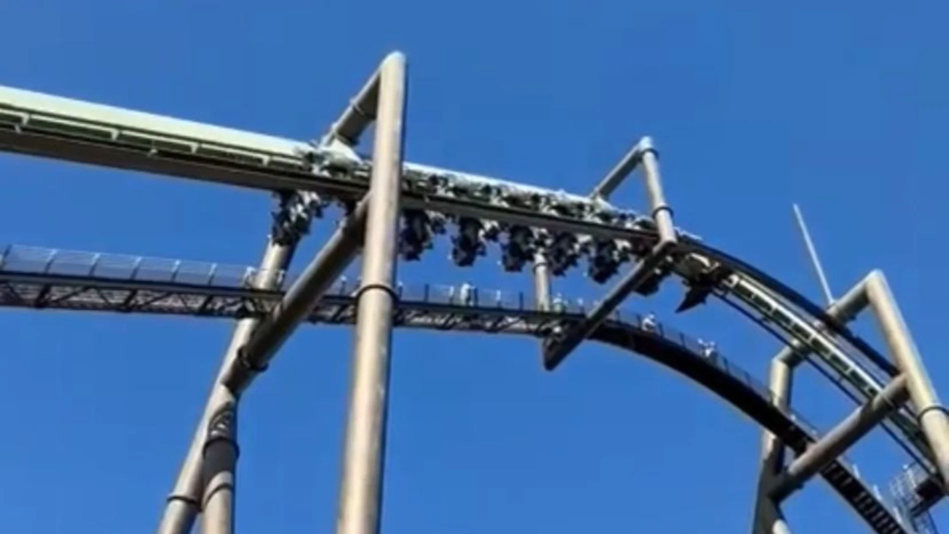 Personas quedan suspendidas en el aire tras una parada de emergencia en una montaña rusa