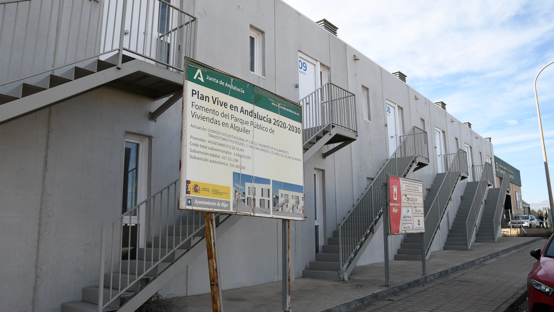 NIJAR (ALMERÍA), 15/12/2023.- En medio del mar de plástico que inunda buena parte del litoral almeriense, Níjar ultima la que representa la primera gran actuación integral en más de una década para empezar a dar por fin una respuesta adecuada al grave problema de los asentamientos agrícolas donde se reparten unos 2.000 migrantes. EFE / Carlos Barba
