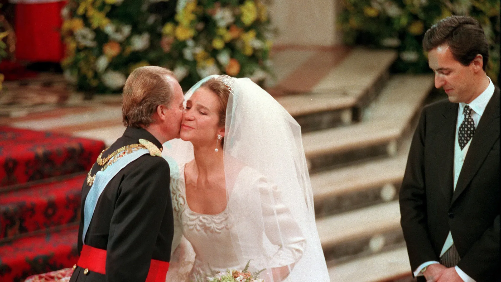 El rey Juan Carlos I besa a la infanta Elena durante su boda con Jaime de Marichalar