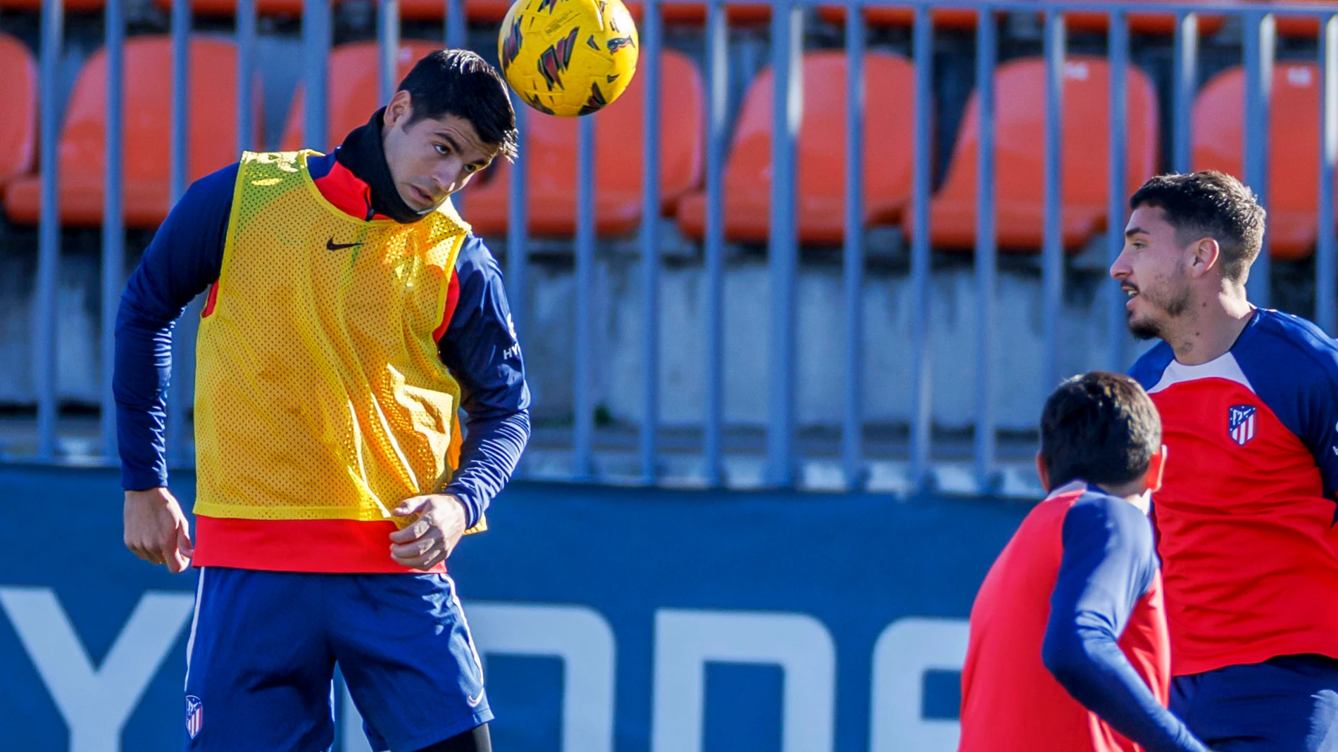 MAJADAHONDA (MADRID), 15/12/2023.- El delantero del Atlético de Madrid Álvaro Morata (i) participa en un entrenamiento del equipo en la Ciudad deportiva Wanda en Majadahonda, Madrid, este viernes, para preparar su próximo partido de LaLiga contra el Athletic Club de Bilbao. EFE/Rodrigo Jiménez