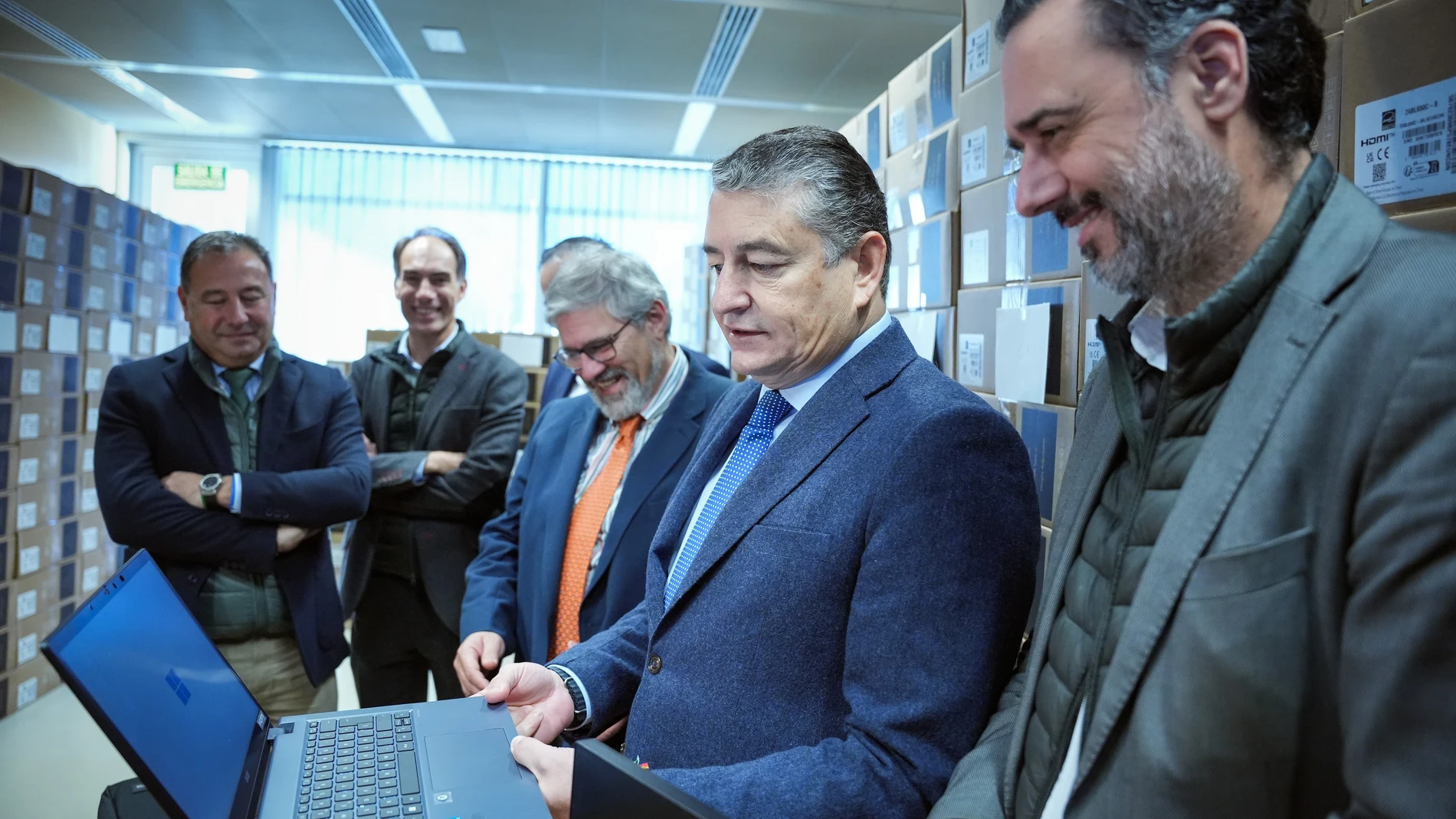 El consejero de la Presidencia, Interior, Diálogo Social y Simplificación Administrativa, Antonio Sanz (2d), durante la presentación de los nuevos equipos informáticos. A 15 de diciembre de 2023, en Sevilla (Andalucía, España). La Junta de Andalucía destina cerca de 10 millones de euros para la adquisición de 8.336 equipos informáticos con la dotación necesaria para que los empleados públicos de la administración autonómica "puedan realizar su trabajo desde cualquier lugar y en cualquier mome...