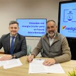 Raúl Suárez, consejero delegado de Nedgia y José Cercadillo de Hercesa | hi! Real Estate durante la firma del acuerdo