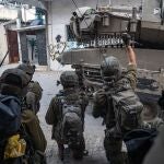 Imagen facilitada por el Ejército israelí de varios soldados israelíes durante sus operaciones de última hora en la franja de Gaza. Israel recuperó el cuerpo de otros dos secuestrados en Gaza, dos militares, en una operación en la Franja palestina, informó este viernes el Ejército israelí. 