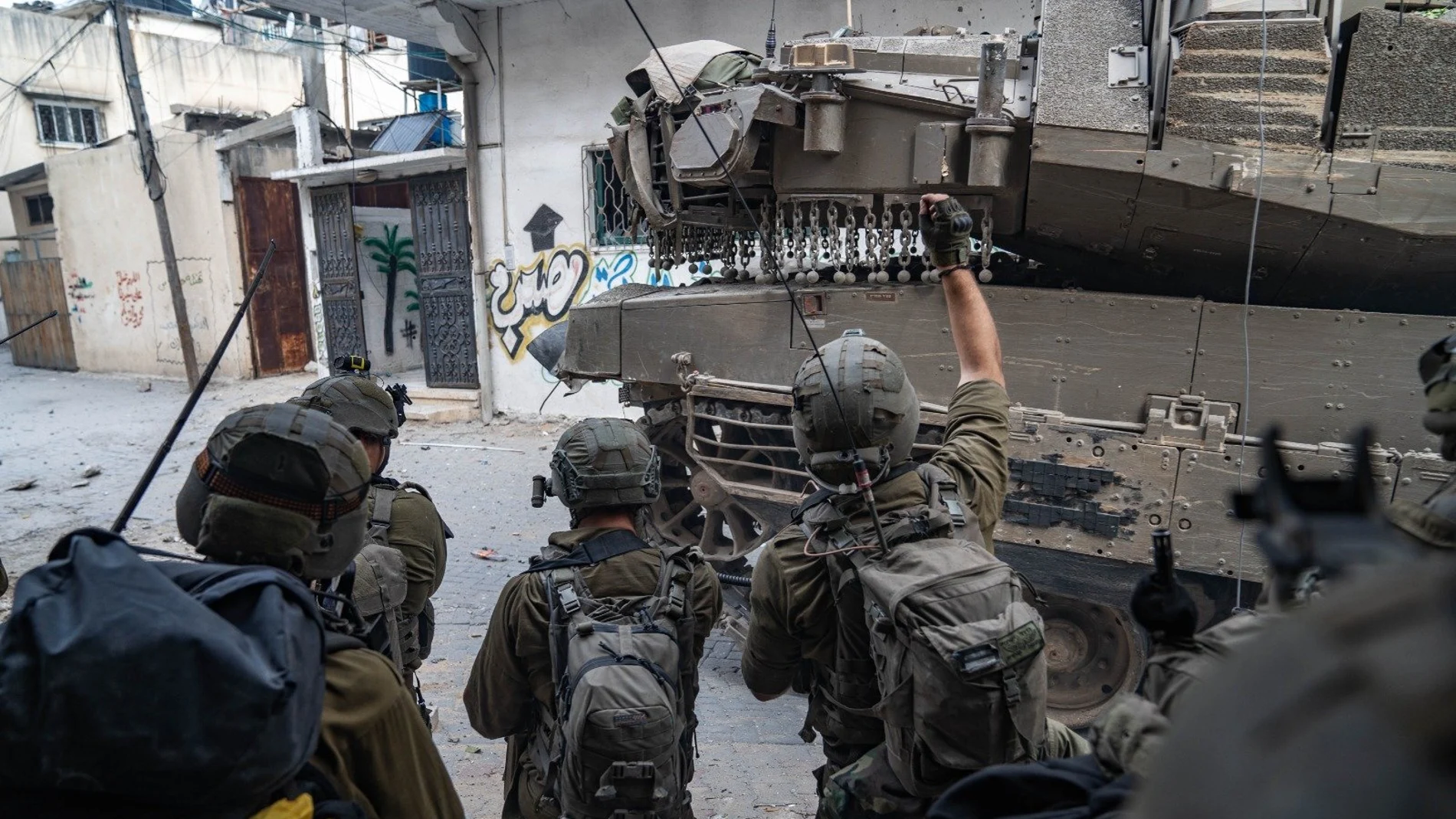 Imagen facilitada por el Ejército israelí de varios soldados israelíes durante sus operaciones de última hora en la franja de Gaza. Israel recuperó el cuerpo de otros dos secuestrados en Gaza, dos militares, en una operación en la Franja palestina, informó este viernes el Ejército israelí.