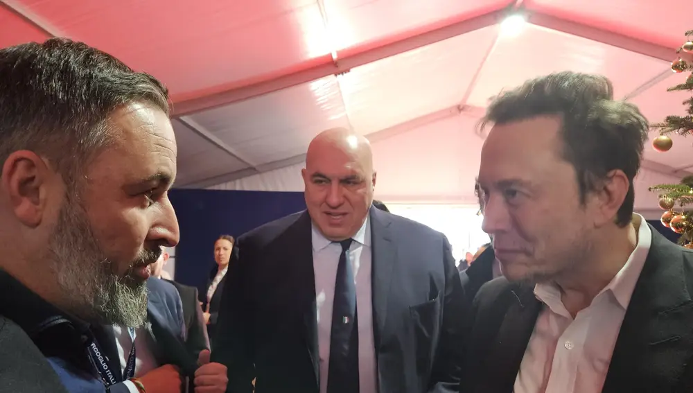 Santiago Abascal conversa con Elon Musk en el marco del evento anual de Hermanos de Italia