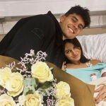 Javier Tudela con Marina Romero y su hija en brazos