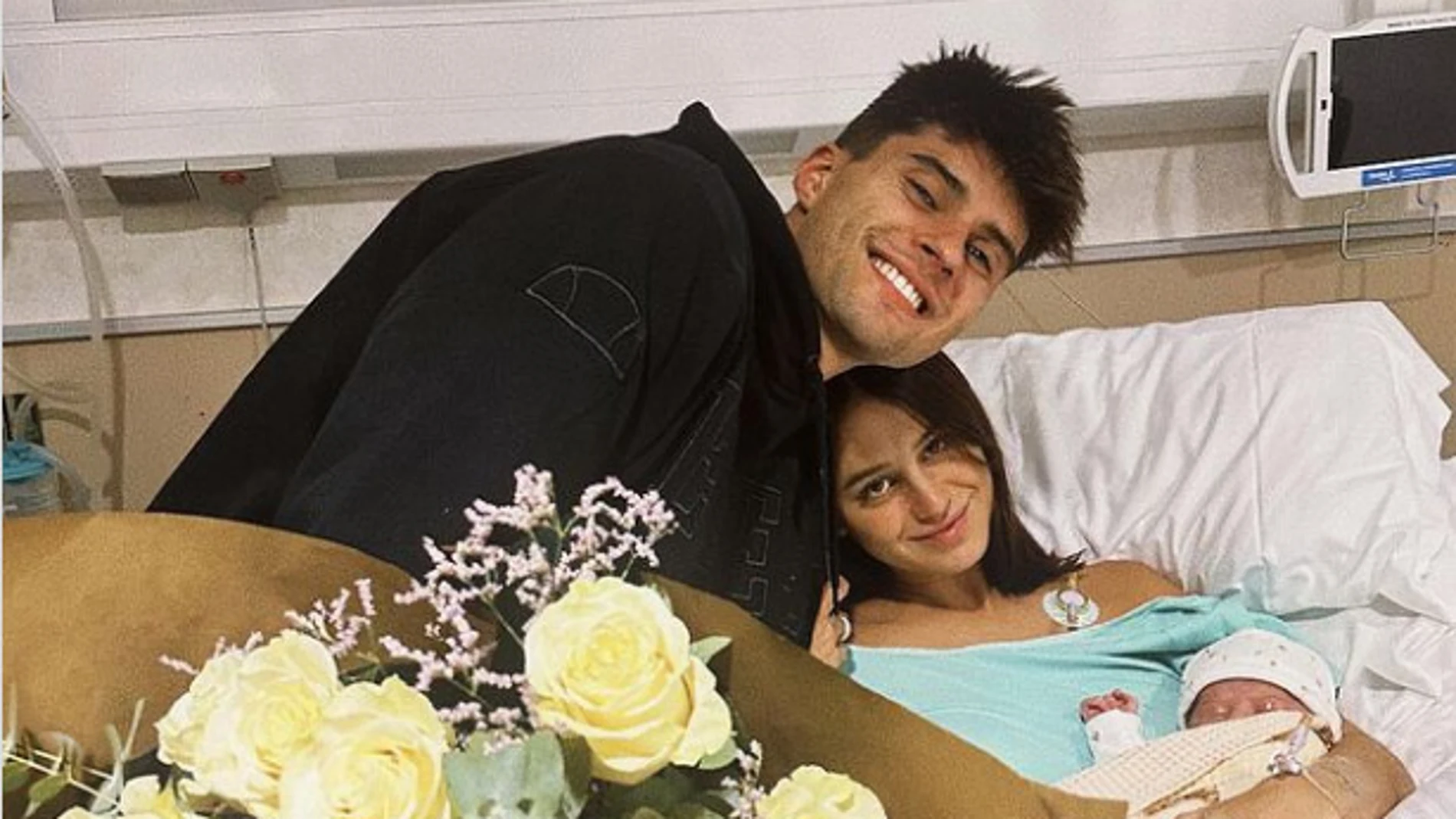 Javier Tudela con Marina Romero y su hija en brazos
