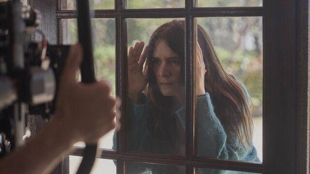 Eva Santolaria frente a la cámara de Pau Freixas en una escena de la segunda temporada