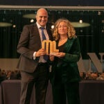 La vicepresidenta de Mercolleida y regidora de Cultura del Ayuntamiento de Lleida, Pilar Bosch, entregó el premio a Juan Pedro Florido