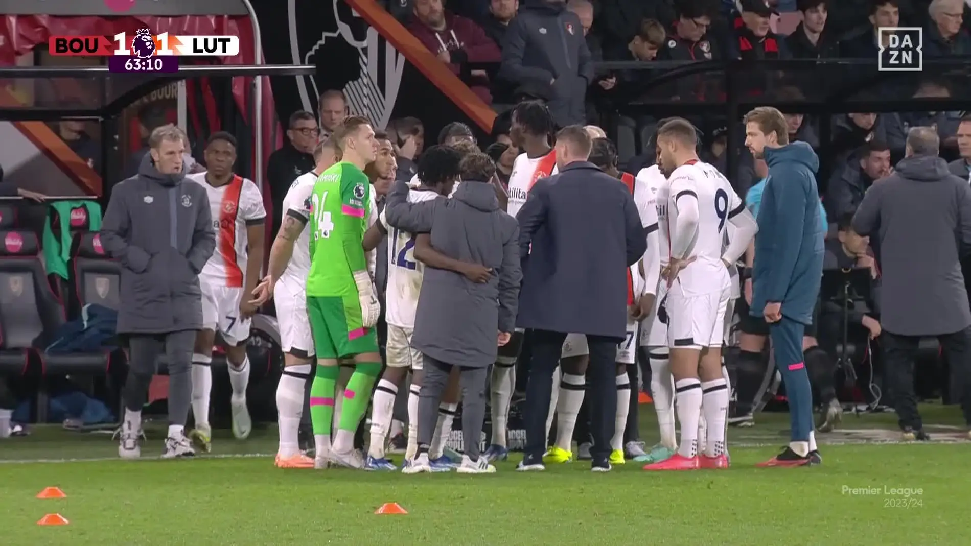 Los compañeros esperan noticias del capitán del Luton
