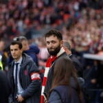 Jon Rahm realiza el saque de honor antes del partido Athletic-Atlético de Madrid