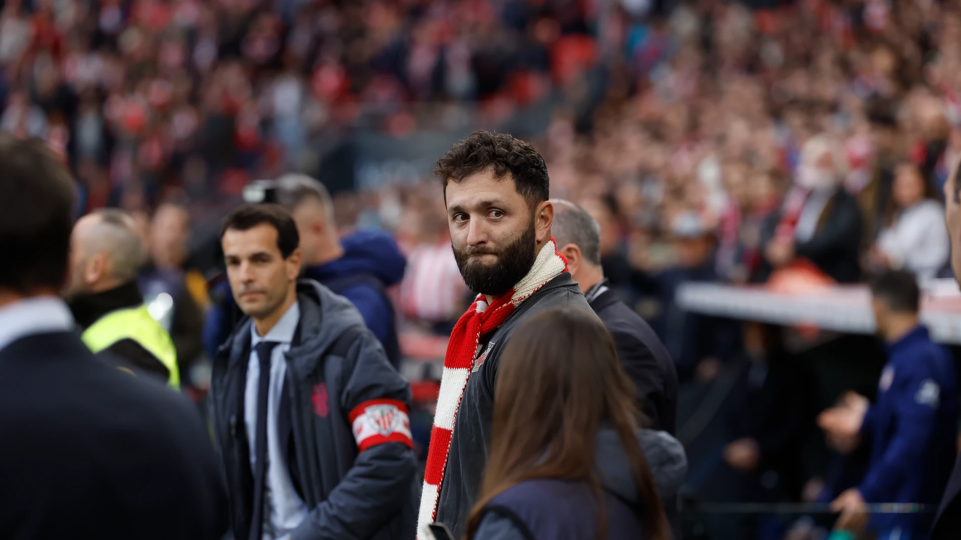 El golfista español, Jon Rahm, realiza el saque de honor antes del partido entre el Athletic y el Atlético de Madrid, en el estadio de San Mamés, a 16 de diciembre de 2023, en Bilbao, Vizcaya, País Vasco (España). Rahm ha sido noticia recientemente debido a su fichaje el pasado jueves 7 de diciembre como nuevo jugador del LIV Golf, la Liga saudí, al aceptar un fichaje que múltiples medios especializados cifran en 500 millones, con el que sería el mejor contrato de la historia del deporte. Ade...
