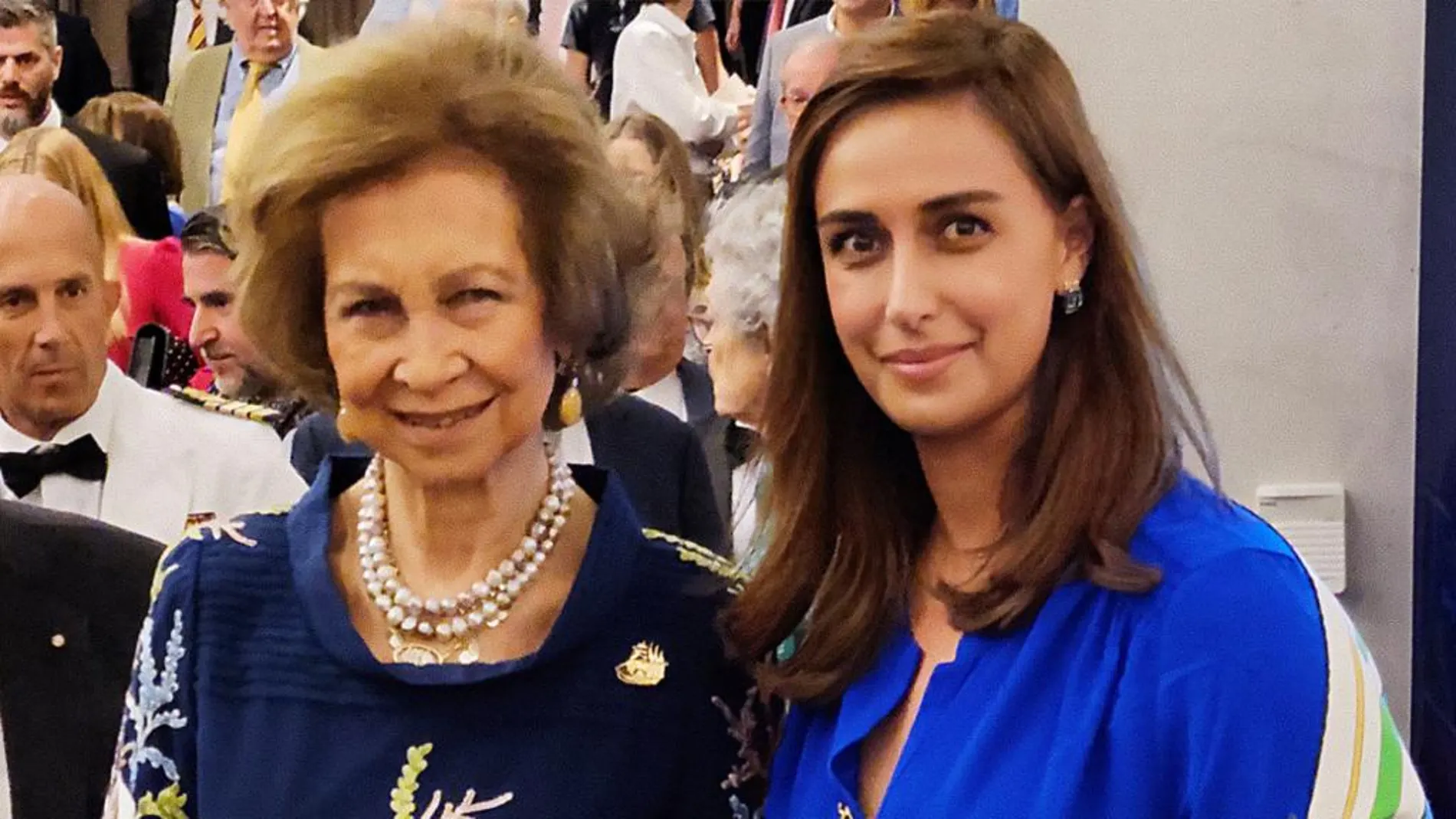 Alexandra de V entrega pañuelo de Isabel La Católica a la Reina Sofía en Miami.