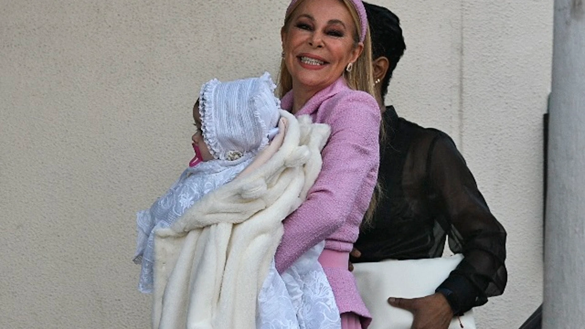 Ana Obregón bautiza a su nieta, Ana Sandra, rodeada de toda su familia