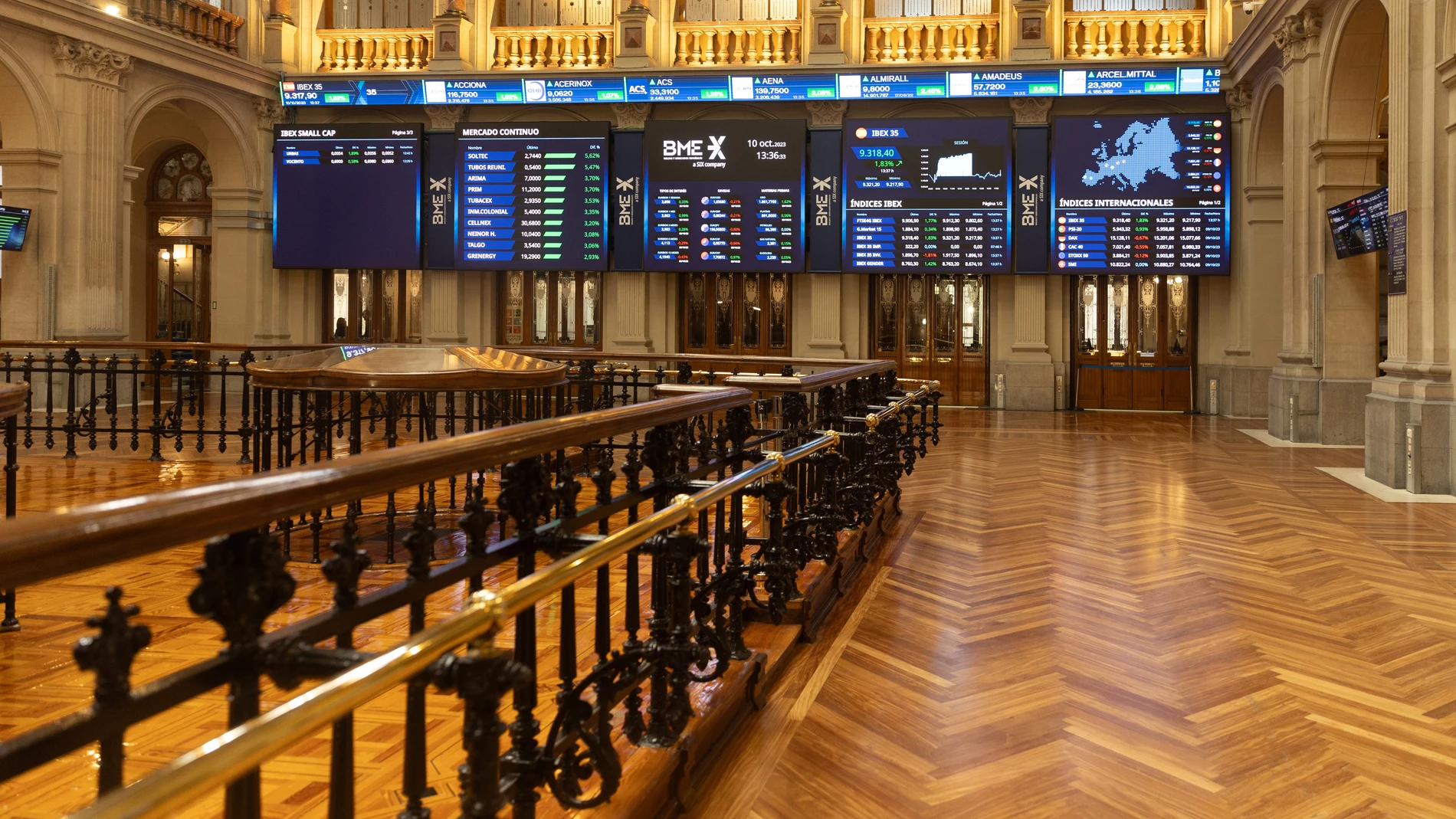 Economía/Bolsa.- El Ibex cierra con una caída del 0,4% lastrado por la subida del Brent pero mantiene los 10.000 puntos