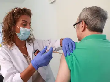 Una enfermera de un centro de salud de Sevilla vacuna a un hombre de la gripe Una enfermera de un centro de salud de Sevilla vacuna a un hombre de la gripe