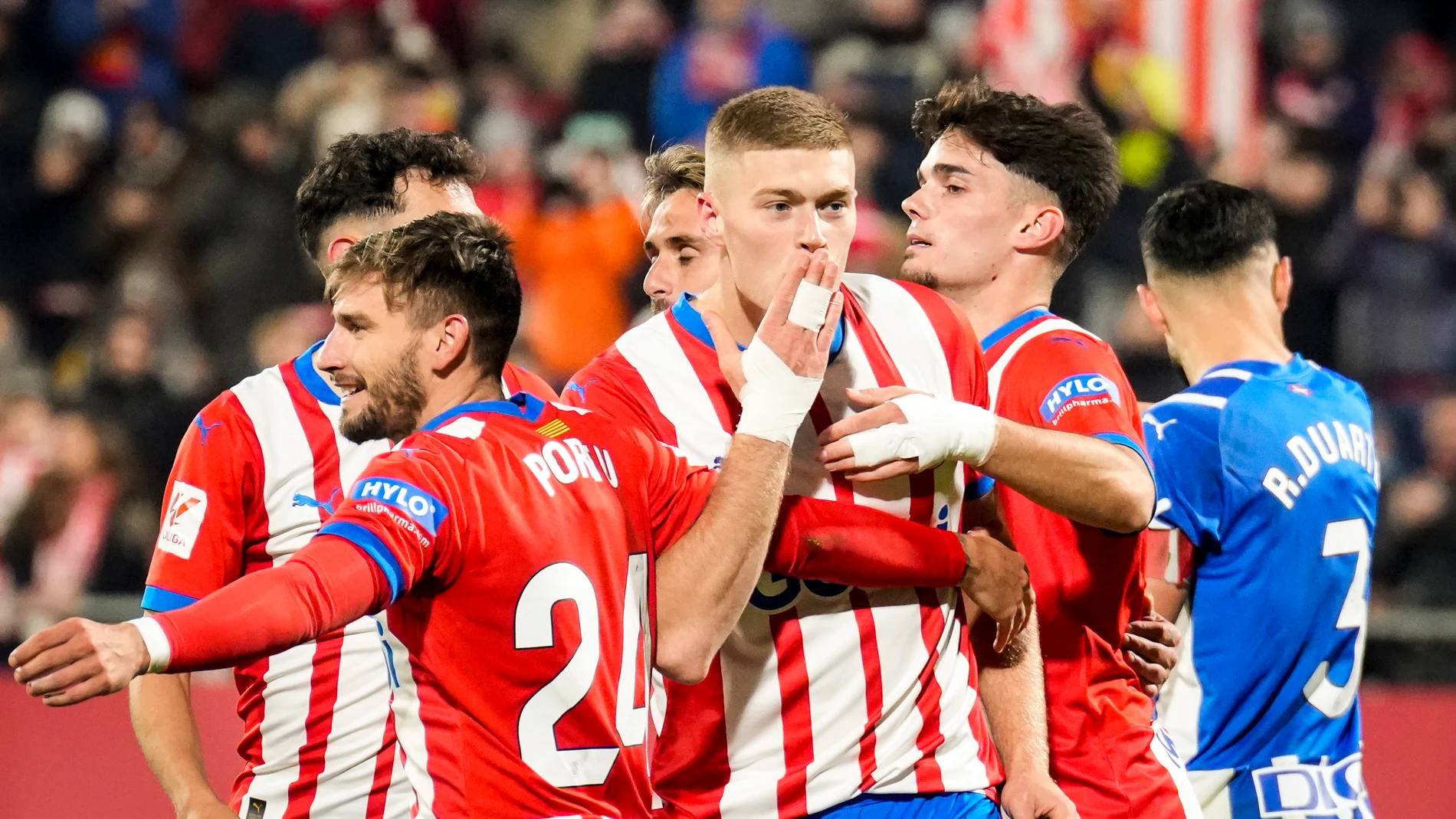 GIRONA, 18/12/2023.- El delantero del Girona Artem Dovbyk (c) celebra con sus compañeros tras marcar el tercer gol ante el Alavés, durante el partido de Liga en Primera División que Girona FC y Deportivo Alavés disputan hoy lunes en el estadio municipal de Montilivi, en Girona. EFE/David Borrat
