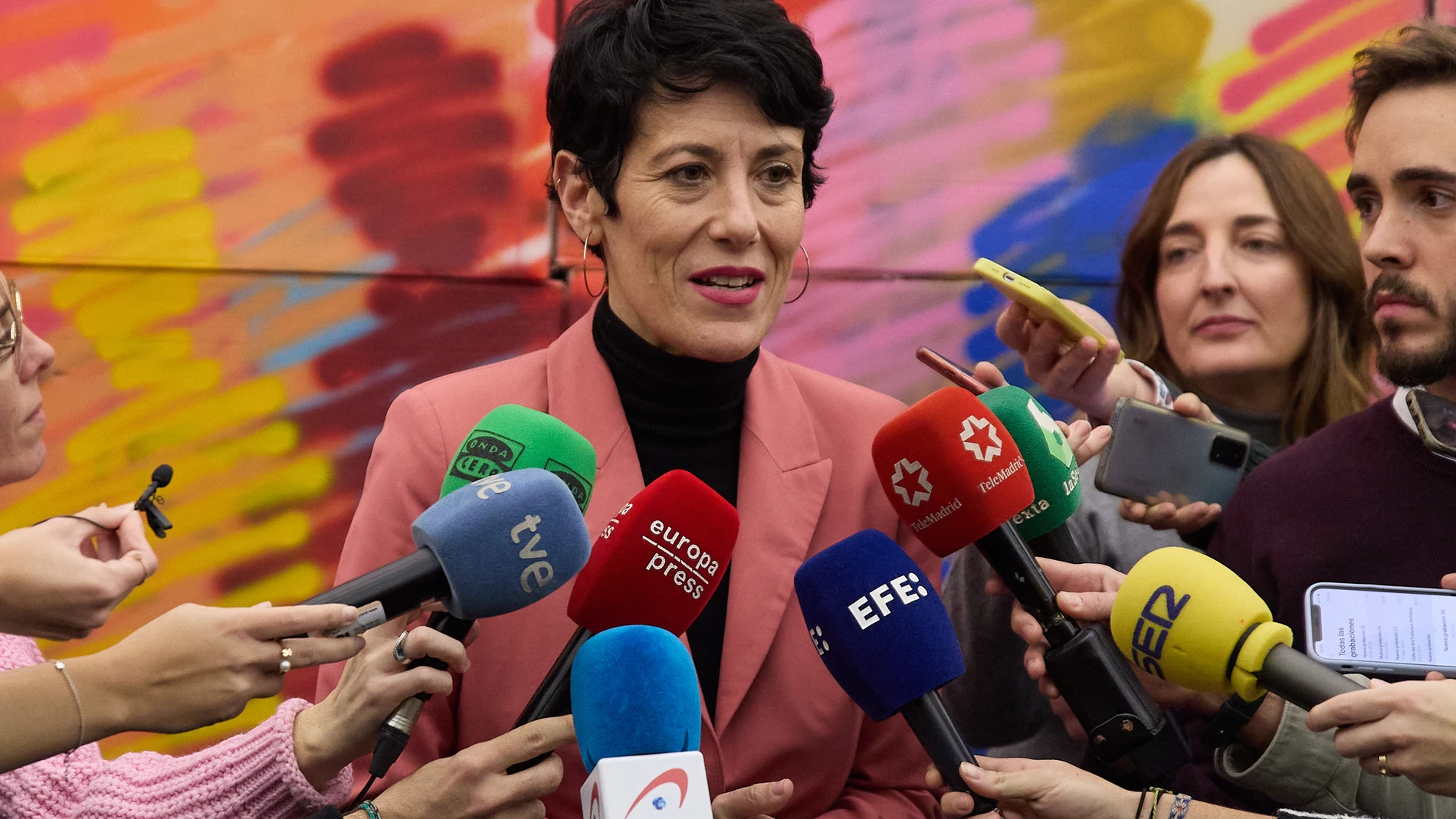 La ministra de Inclusión, Seguridad Social y Migraciones, Elma Saiz, atiende a los medios tras la reunión con la mesa de diálogo social, a 18 de diciembre de 2023, en Madrid (españa). A esta reunión han sido convocados los responsables de las organizaciones sindicales, CCOO y UGT, y de las organizaciones empresariales, CEOE y Cepyme. 18 DICIEMBRE 2023 Jesús Hellín / Europa Press 18/12/2023