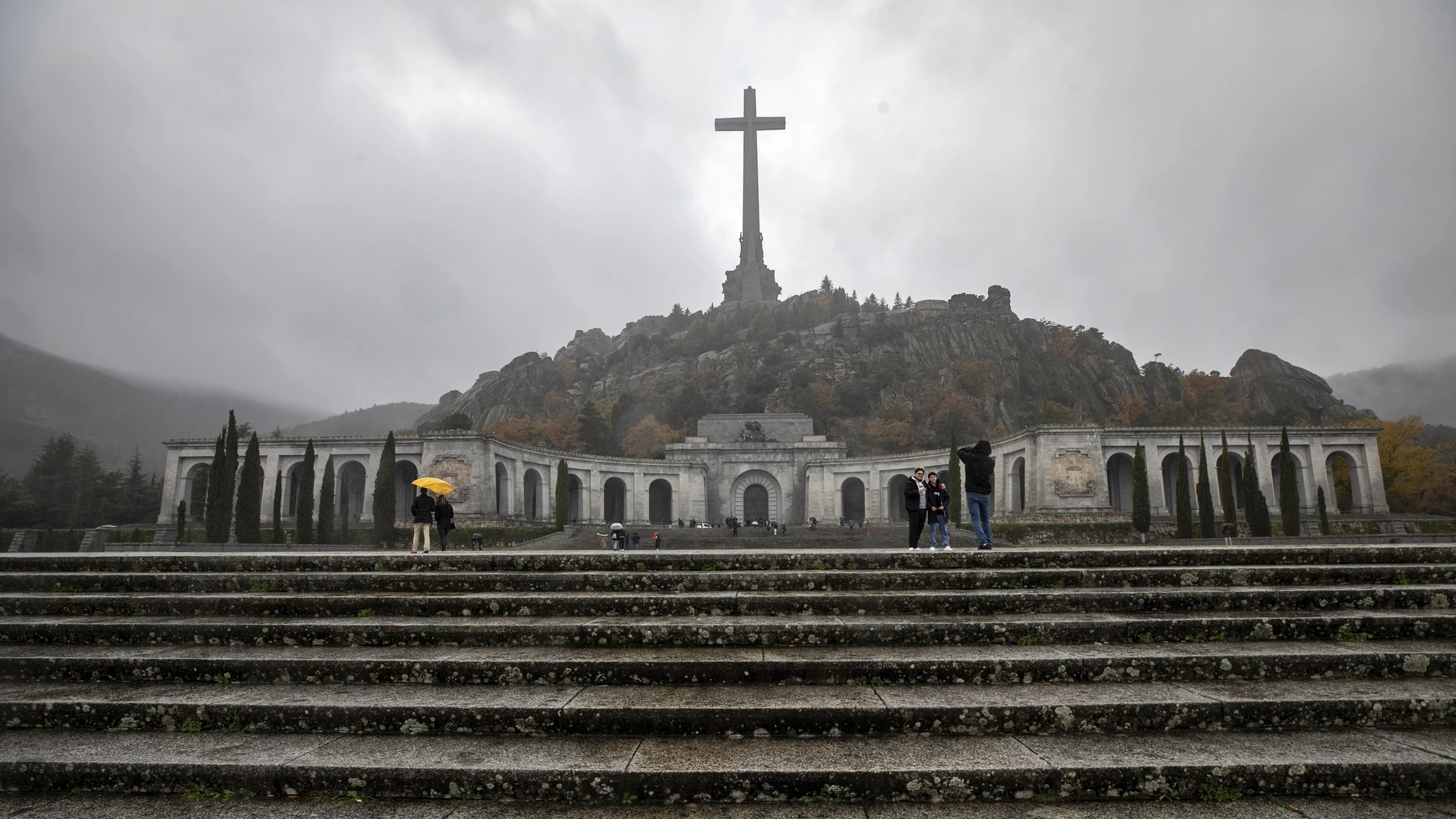 Las escalinatas frente a la explanada de acceso a la Basílica de la Santa Cruz del Valle de los Caídos