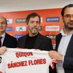 Quique Sánchez Flores, junto a Pepe Castro y Víctor Orta