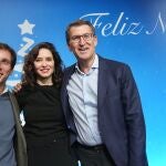  La presidenta de la Comunidad de Madrid, Isabel Díaz Ayuso (c), el presidente del PP, Alberto Núñez Feijóo (d), y el alcalde de Madrid, José Luis Martínez-Almeida, durante la cena navideña del Partido Popular de Madrid celebrada este lunes.