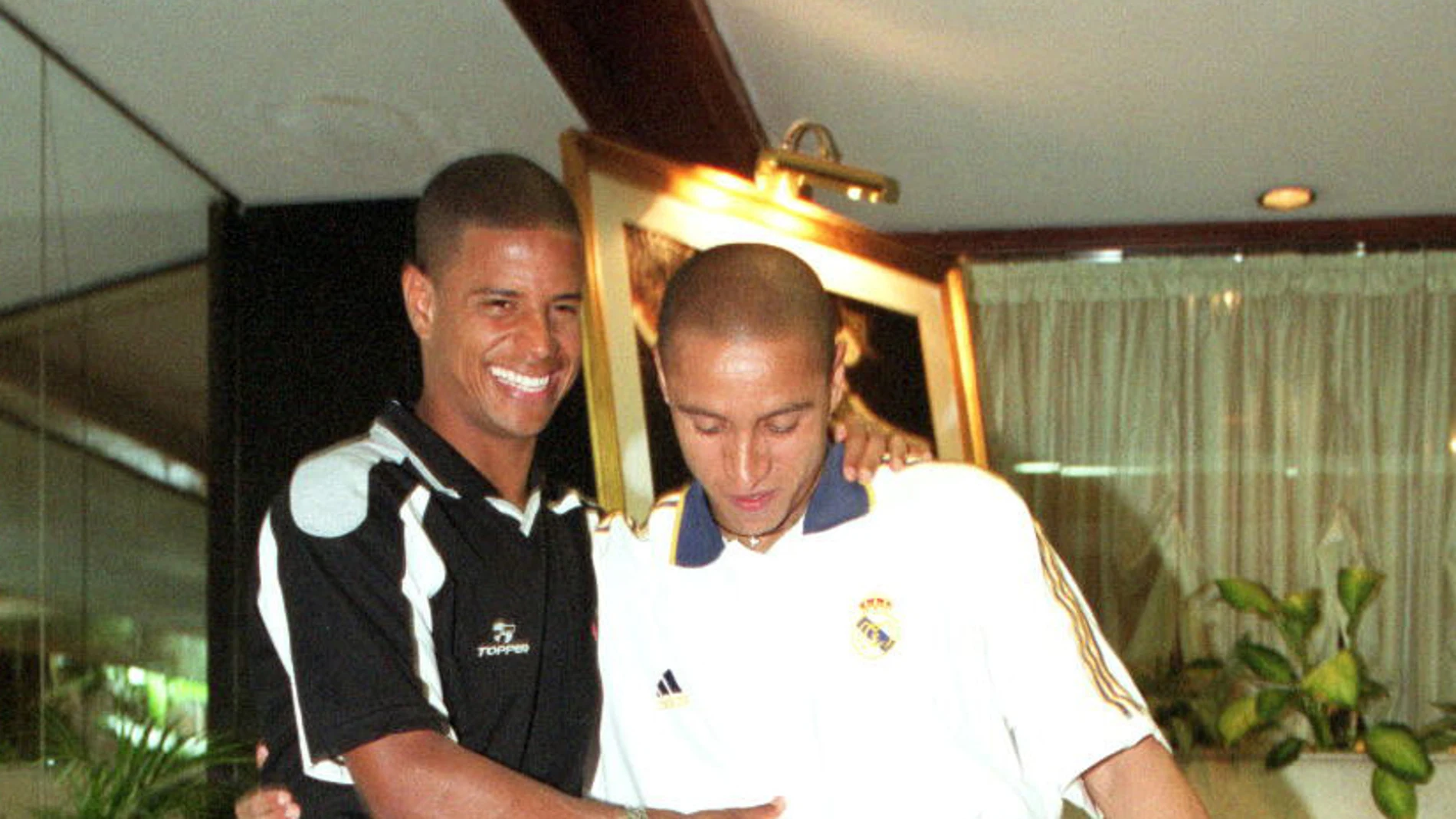 AMDEP4247. SAO PAULO (BRASIL), 18/12/2023.- Fotografía de archivo sin fecha del jugador brasileño Marcelinho Carioca (i), exjugador del Valencia, con su compatriota Roberto Carlos del Real Madrid bromeando en la entrada de un hotel de Sao Paulo (Brasil). Marcelinho Carioca, quien jugó en el Valencia español en 1997, fue dado como desaparecido después de que su vehículo fuera encontrado abandonado en São Paulo, informaron este lunes las autoridades. EFE/ Archivo