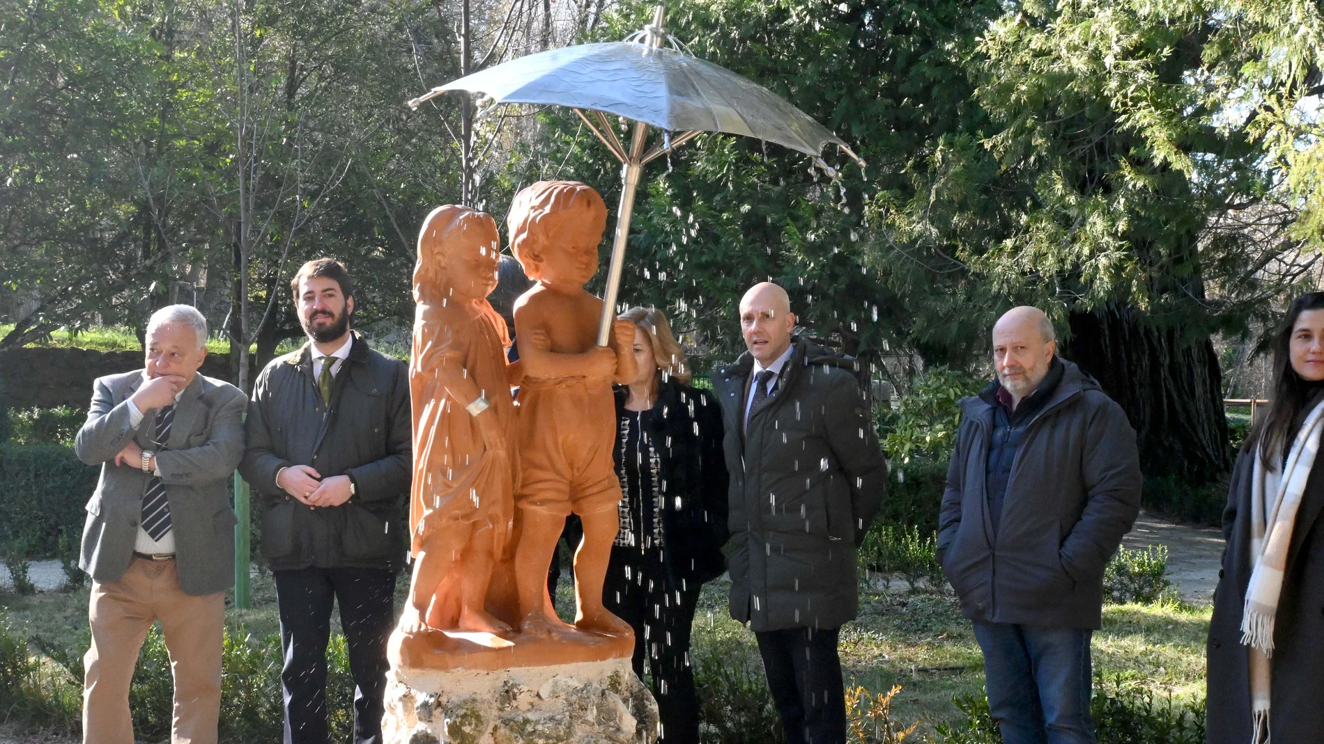 El Bosque de Béjar (Salamanca) recupera su emblemática Fuente del Paraguas. En el acto, entre otros, participan el vicepresidente Juan García-Gallardo y el consejero Gonzalo Santonja