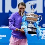 Rafa Nadal muerde el trofeo del Godó 2021